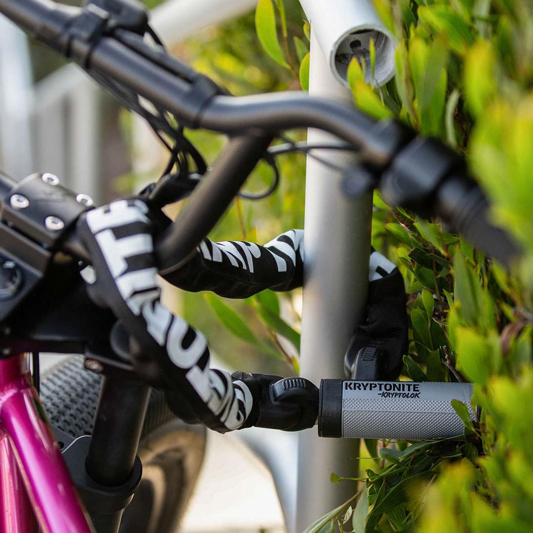 Lifestyle image of Kryptonite Kryptolok 990 Combo Integrated Chain on bike